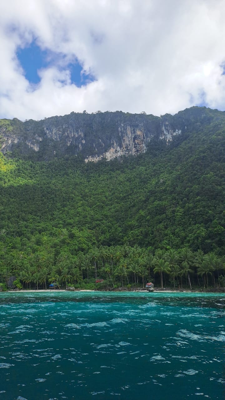 Pantai La Soka, yang ada di pinggir tebing sekitar Teluk Lande